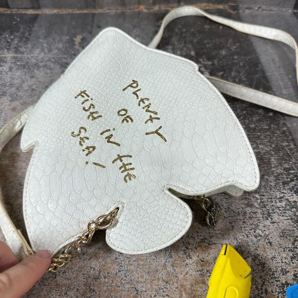 Betsey Johnson XOX KITSCH FISHY Crossbody Angel - Picture 10 of 13